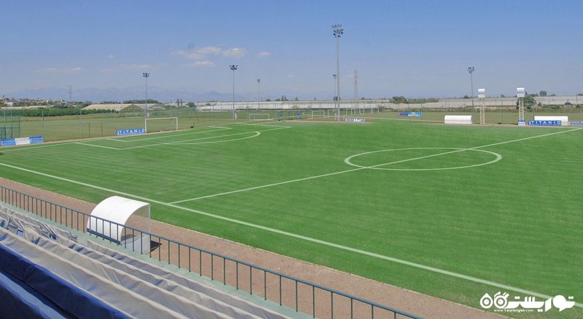 زمین فوتبال هتل تایتانیک بیچ لارا